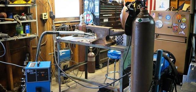 Taller de Soldadura: Equipo profesional, técnicas de alta calidad y procesos industriales
