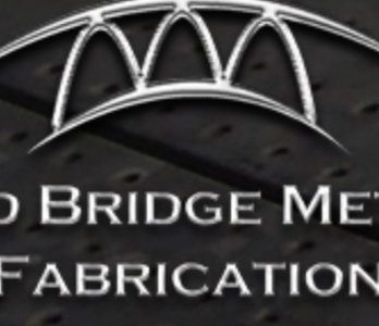 Fabricación de Metal para Puente Antiguo – Estructura Sólida y Detalles de Ingeniería