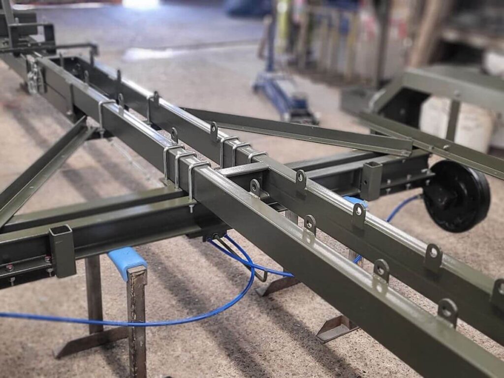 Fabricación de acero y remolques: líder en producción de trailers robustos