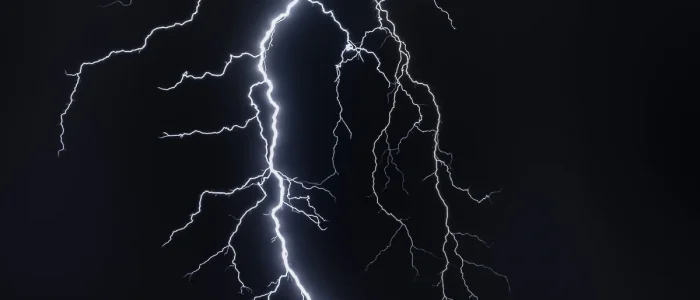 Relámpago impactante sobre cielo tormentoso – foto de naturaleza electrizante