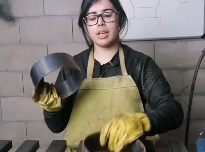 Artesano herrero soldando: técnica de soldadura en forja y metalurgia