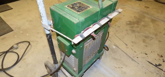 Joven soldador B’s: técnica de soldadura profesional en acción